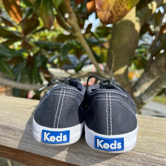Ladies size 7 Keds sneakers, charcoal/ black canvas in good condition. - Picture 6 of 8